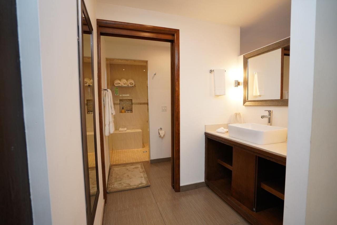 King Suite Spa Bath,1619181339:JPEG